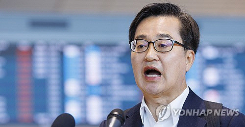 김동연 경기도지사가 9일 인천공항 2터미널에서 제21대 대통령선거 출마 선언을 하고 있다. 김 지사는 이날 미국 트럼프 발 관세 전쟁 대응책을 찾기 위해 미국으로 출국하기 전 가진 '자동차 부품 관세 대응을 위한 긴급 출국 보고 회견'에서 대선 출마 선언을 했다. [영종도=연합뉴스]